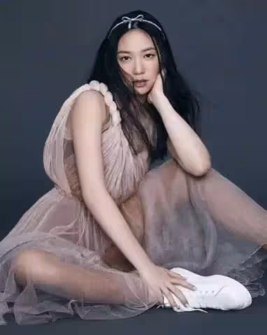 甄子丹17歲女兒美得驚豔！皮膚白嫩精緻五官隨媽媽，「露胃裝」大秀性感身材，網：看臉不像17歲
