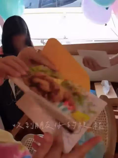 黎姿公開11歲雙胞胎女兒靚照！女兒左右為伴超幸福，打扮普通接地氣，模樣像極了媽媽