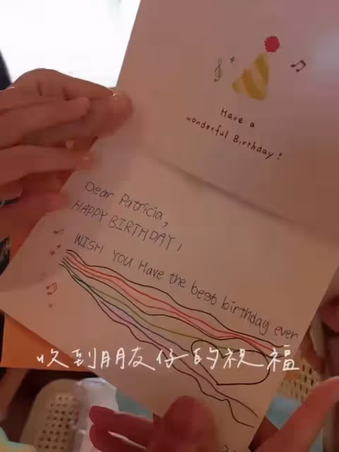 黎姿公開11歲雙胞胎女兒靚照！女兒左右為伴超幸福，打扮普通接地氣，模樣像極了媽媽