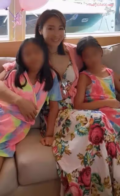 黎姿公開11歲雙胞胎女兒靚照!女兒左右為伴超幸福,打扮普通接地氣,模樣像極了媽媽