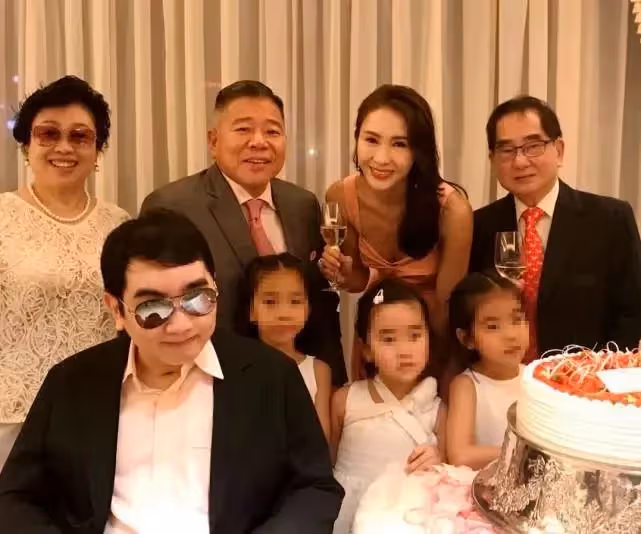 黎姿公開11歲雙胞胎女兒靚照!女兒左右為伴超幸福,打扮普通接地氣,模樣像極了媽媽