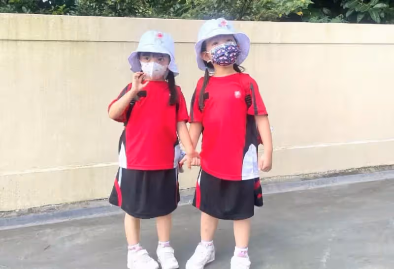熊黛林3歲雙胞胎開學！穿校服裙子「顏值差距大」但呆萌可愛，被曝一年學費要12萬