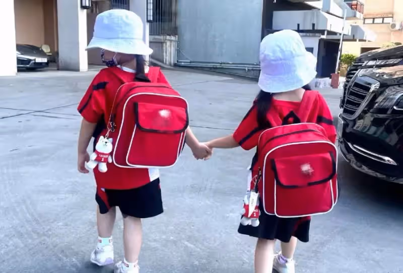 熊黛林3歲雙胞胎開學！穿校服裙子「顏值差距大」但呆萌可愛，被曝一年學費要12萬