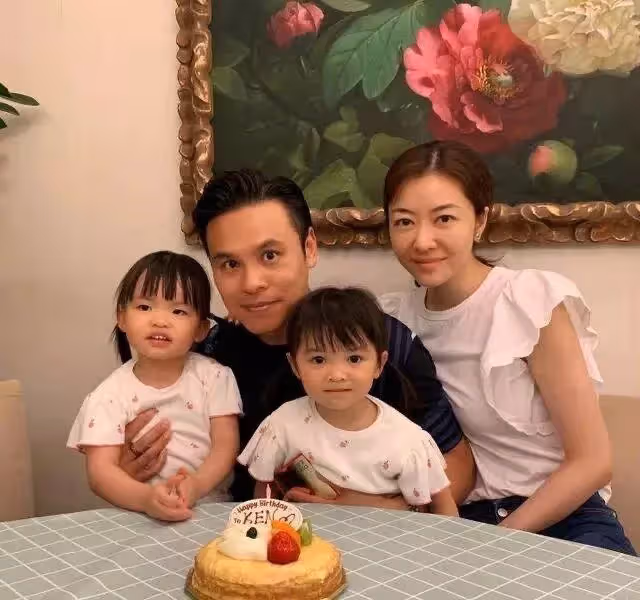 熊黛林3歲雙胞胎開學！穿校服裙子「顏值差距大」但呆萌可愛，被曝一年學費要12萬
