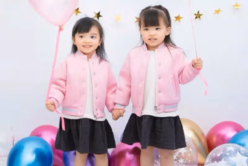 熊黛林3歲雙胞胎開學！穿校服裙子「顏值差距大」但呆萌可愛，被曝一年學費要12萬
