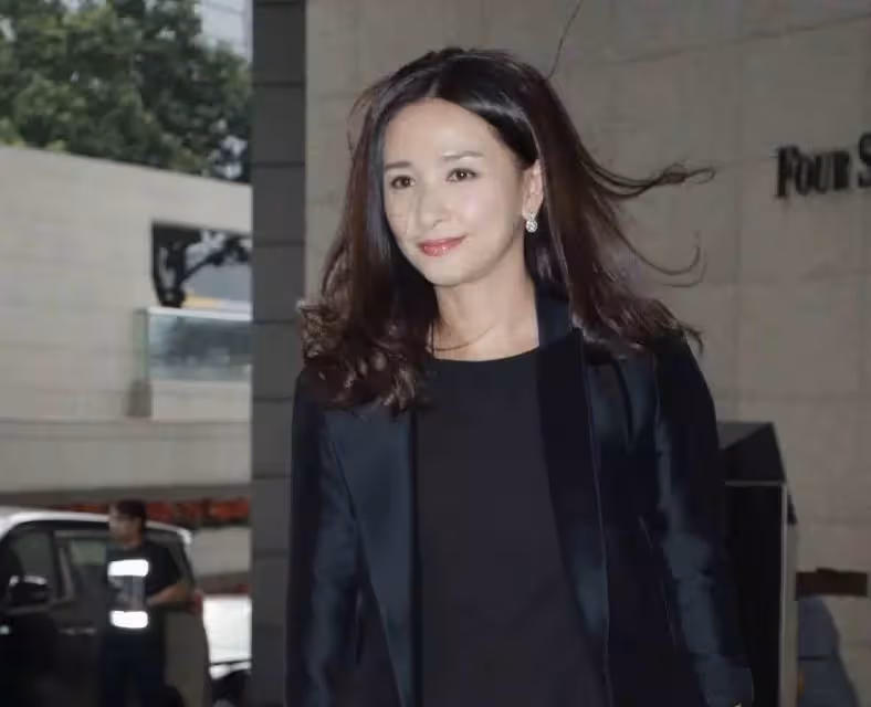 港姐吳婉芳26歲長子低調出道!長髮飄飄氣質柔美,顏值不輸媽媽,網狂喊:後繼有人了
