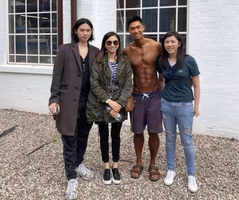 港姐吳婉芳26歲長子低調出道!長髮飄飄氣質柔美,顏值不輸媽媽,網狂喊:後繼有人了