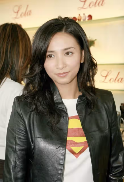 港姐吳婉芳26歲長子低調出道!長髮飄飄氣質柔美,顏值不輸媽媽,網狂喊:後繼有人了