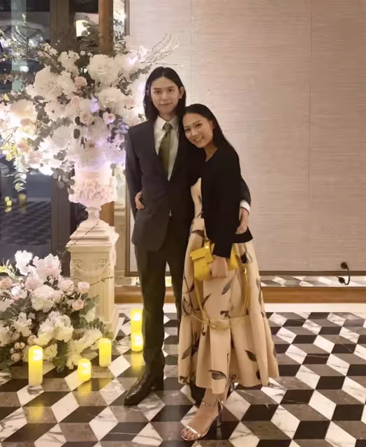 港姐吳婉芳26歲長子低調出道!長髮飄飄氣質柔美,顏值不輸媽媽,網狂喊:後繼有人了