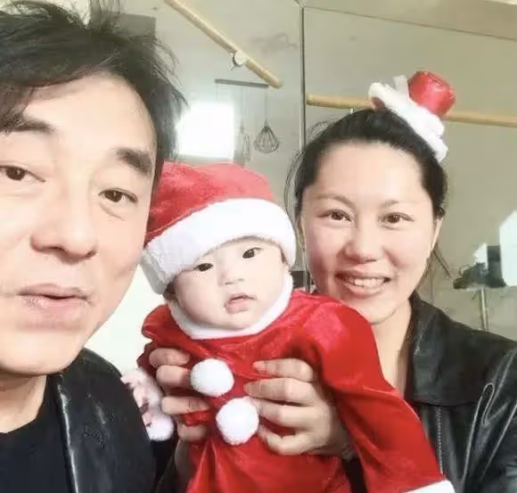 呂方首攜妻女拍廣告!1歲女兒「單眼皮」超像老爸,呆萌可愛太討喜,老來得子全是寵愛