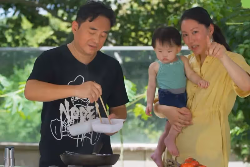 呂方首攜妻女拍廣告!1歲女兒「單眼皮」超像老爸,呆萌可愛太討喜,老來得子全是寵愛