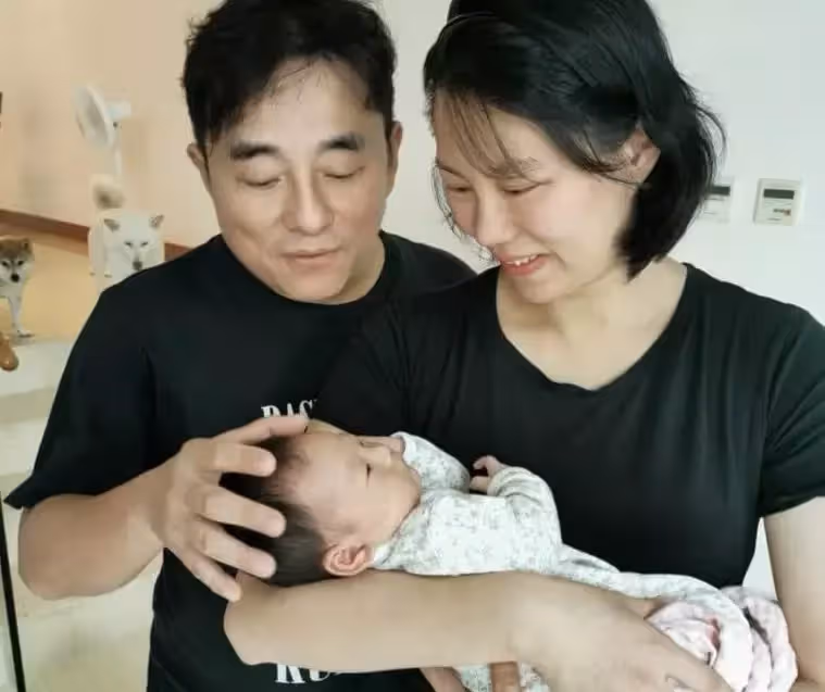 呂方首攜妻女拍廣告!1歲女兒「單眼皮」超像老爸,呆萌可愛太討喜,老來得子全是寵愛
