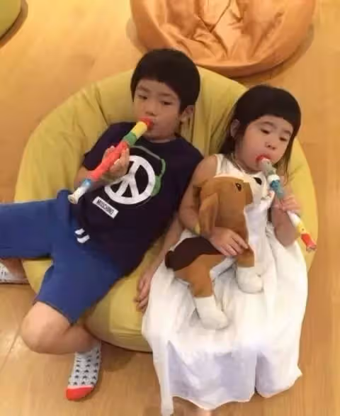 曹格一雙兒女大變樣！Joe帥氣迷人似換臉，當年的「包子臉醜萌姐姐」如今美到不敢認