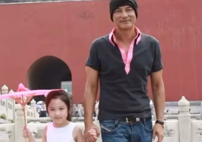 任達華女兒「首登T臺」正式出道!同臺劉雯長腿搶盡風頭,180身高太矚目被贊:走得跟超模一樣好