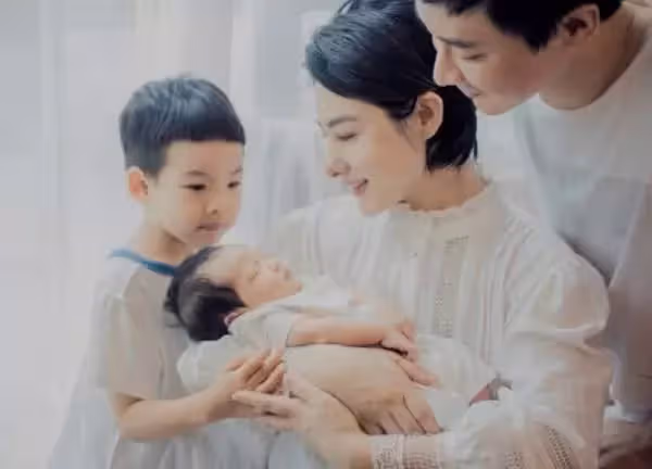 體操女神劉璇首曬女兒正臉照!小公主「大眼睛超水靈」長相神似爸爸,1家4口幸福溢滿屏