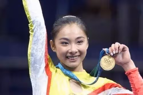 體操女神劉璇首曬女兒正臉照!小公主「大眼睛超水靈」長相神似爸爸,1家4口幸福溢滿屏