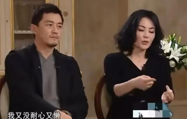 李嫣為王菲畫油畫,母女兩人緊緊相擁,甜蜜互動似傳達思念之情