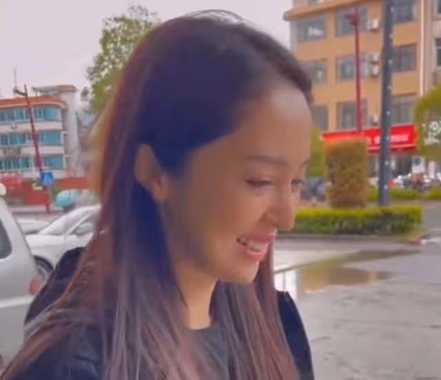 42歲董璇在路邊攤吃燒餅，鹹菜掛嘴邊還讚不絕口，不戴口罩無人識