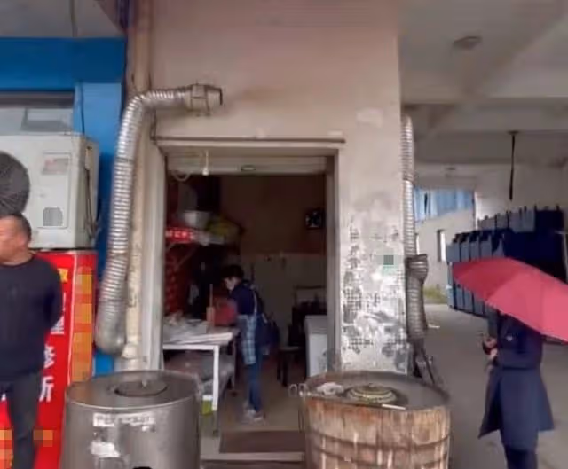 42歲董璇在路邊攤吃燒餅，鹹菜掛嘴邊還讚不絕口，不戴口罩無人識