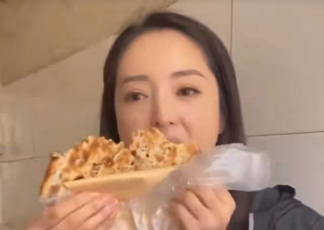 42歲董璇在路邊攤吃燒餅，鹹菜掛嘴邊還讚不絕口，不戴口罩無人識
