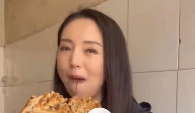 42歲董璇在路邊攤吃燒餅，鹹菜掛嘴邊還讚不絕口，不戴口罩無人識