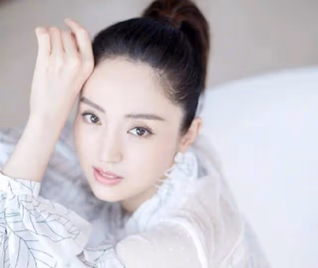 42歲董璇在路邊攤吃燒餅，鹹菜掛嘴邊還讚不絕口，不戴口罩無人識