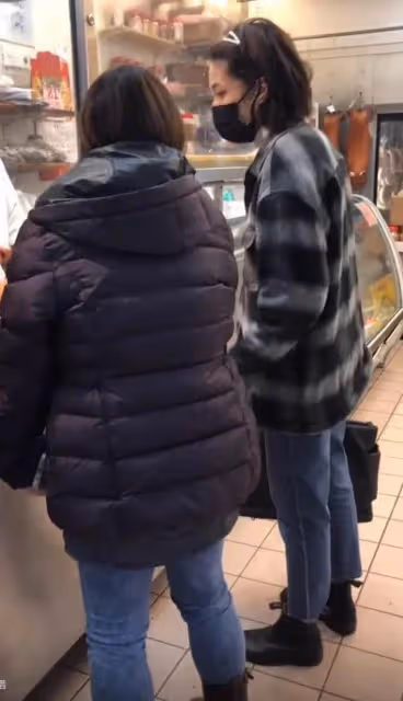 鍾嘉欣菜市場買菜被網民野生捕獲，打扮接地氣，與同行友人熱聊