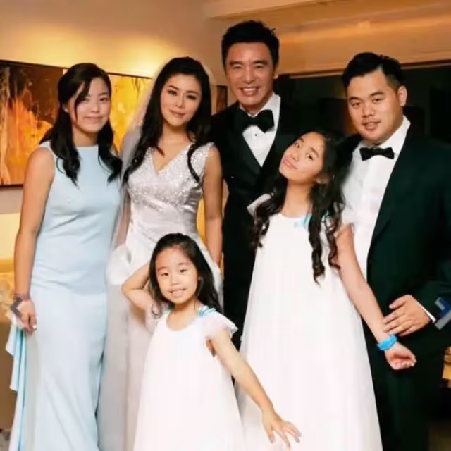 淚謝台灣老婆！鍾鎮濤「開業助還7億債」二婚重生　今收入破千萬「住奢華豪宅」超寵家人