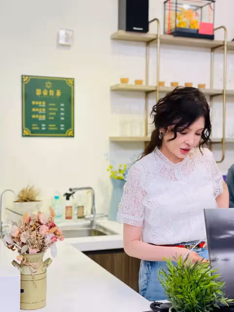 真心姊妹淘！何如芸當年「官司纏身被撻伐」：只有她為我發聲　被惹哭曝合照「人生有1知己就夠」