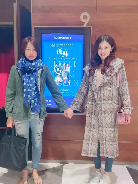 真心姊妹淘！何如芸當年「官司纏身被撻伐」：只有她為我發聲　被惹哭曝合照「人生有1知己就夠」