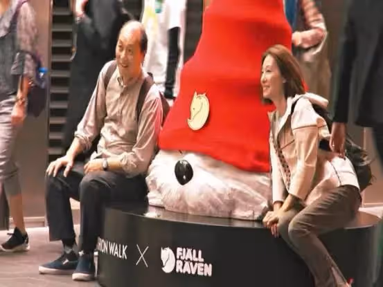 富豪許立信:娶「鬼後」王小鳳,砸重金為妻看病,千萬美金分員工