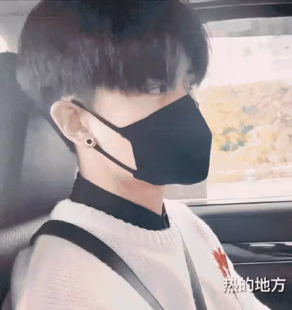 任嘉倫果真是耳釘「大戶」，古裝現代裝都戴耳釘，但差別很明顯