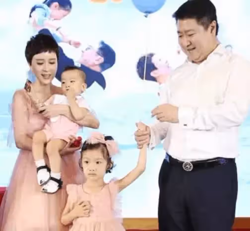 原本身家過億的他！為娶「孔雀公主」拋棄懷孕妻子 　放棄「億萬財產」也要娶她