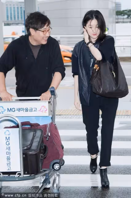 奪演藝圈「老少配冠軍」！李英愛「嫁大20歲老公」恩愛12年　70歲尪身價522億「對愛妻卻溫柔寵溺」❤