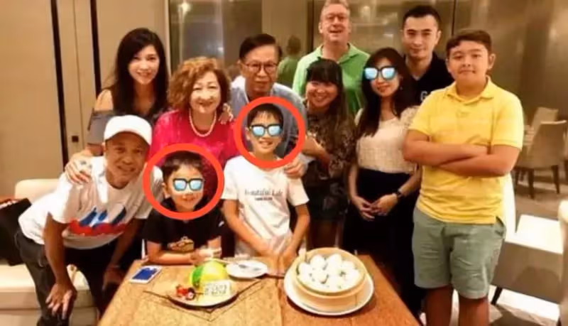 56歲李克勤曬全家合照，蒼老不像中年人，低調了30年，原來空姐老婆這麼漂亮，大兒子高高瘦瘦神似媽媽，行為表現好有家教！