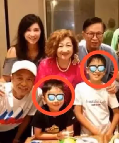 56歲李克勤曬全家合照，蒼老不像中年人，低調了30年，原來空姐老婆這麼漂亮，大兒子高高瘦瘦神似媽媽，行為表現好有家教！