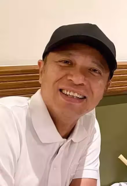 56歲李克勤曬全家合照，蒼老不像中年人，低調了30年，原來空姐老婆這麼漂亮，大兒子高高瘦瘦神似媽媽，行為表現好有家教！