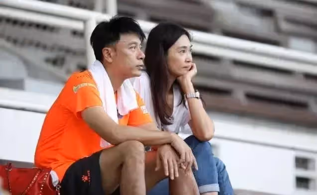 56歲李克勤曬全家合照，蒼老不像中年人，低調了30年，原來空姐老婆這麼漂亮，大兒子高高瘦瘦神似媽媽，行為表現好有家教！