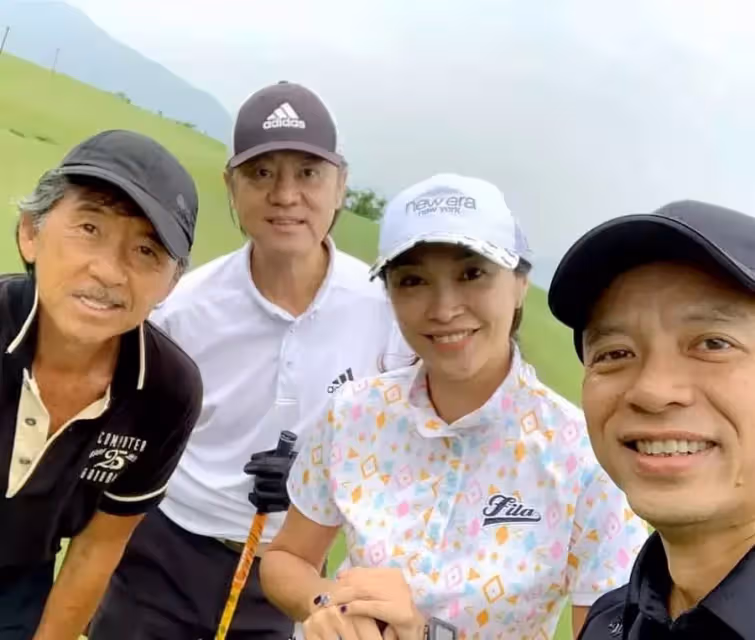 56歲李克勤曬全家合照，蒼老不像中年人，低調了30年，原來空姐老婆這麼漂亮，大兒子高高瘦瘦神似媽媽，行為表現好有家教！