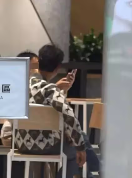 56歲李克勤曬全家合照，蒼老不像中年人，低調了30年，原來空姐老婆這麼漂亮，大兒子高高瘦瘦神似媽媽，行為表現好有家教！