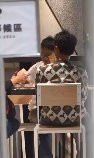 56歲李克勤曬全家合照，蒼老不像中年人，低調了30年，原來空姐老婆這麼漂亮，大兒子高高瘦瘦神似媽媽，行為表現好有家教！