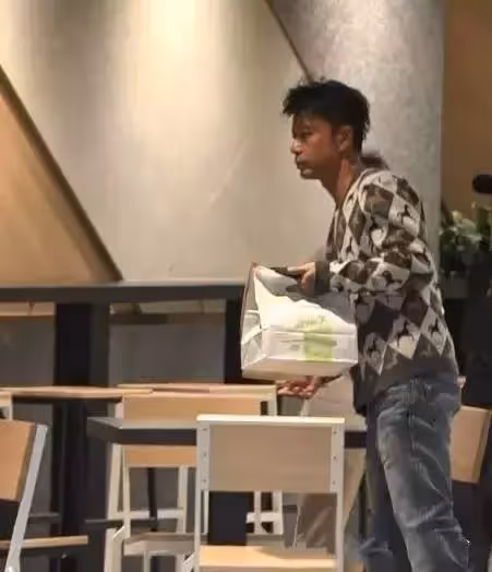 56歲李克勤曬全家合照，蒼老不像中年人，低調了30年，原來空姐老婆這麼漂亮，大兒子高高瘦瘦神似媽媽，行為表現好有家教！