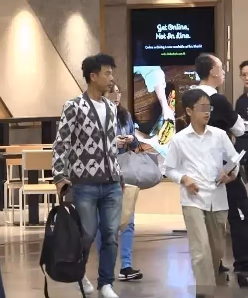 56歲李克勤曬全家合照，蒼老不像中年人，低調了30年，原來空姐老婆這麼漂亮，大兒子高高瘦瘦神似媽媽，行為表現好有家教！