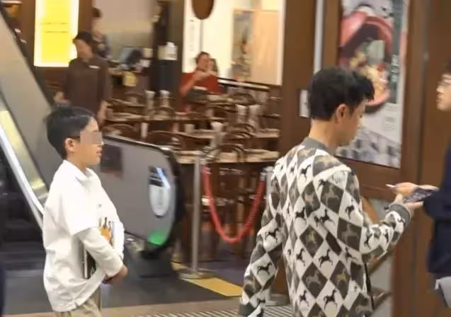 56歲李克勤曬全家合照，蒼老不像中年人，低調了30年，原來空姐老婆這麼漂亮，大兒子高高瘦瘦神似媽媽，行為表現好有家教！