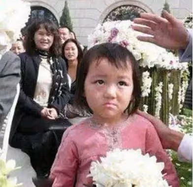 擺脫兔唇！王菲女兒3次術後重生「變身美少女」　近照曝光「金髮長腿氣質模樣」網友讚：不愧是天后女兒！