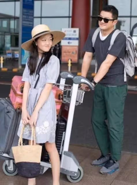擺脫兔唇！王菲女兒3次術後重生「變身美少女」　近照曝光「金髮長腿氣質模樣」網友讚：不愧是天后女兒！