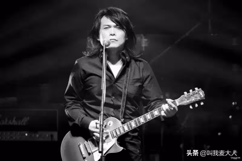 愛情長跑12年！伍佰娶大5歲妻子「結婚17年零緋聞」　相互扶持「無兒無女」恩愛如初