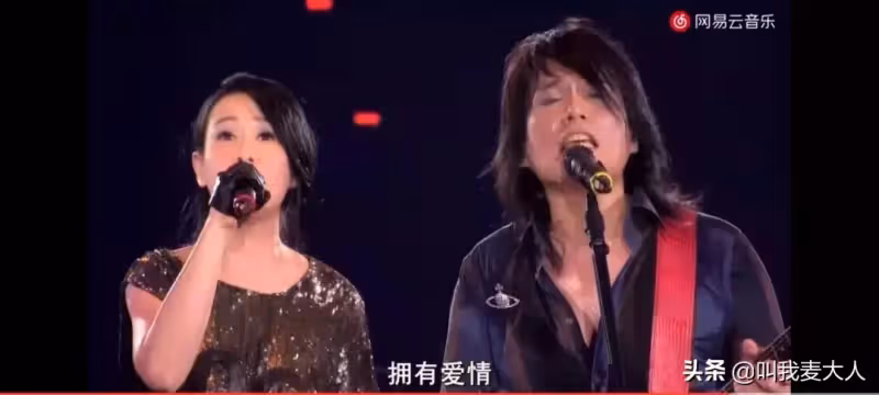 愛情長跑12年！伍佰娶大5歲妻子「結婚17年零緋聞」　相互扶持「無兒無女」恩愛如初