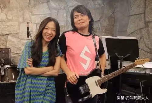 愛情長跑12年！伍佰娶大5歲妻子「結婚17年零緋聞」　相互扶持「無兒無女」恩愛如初