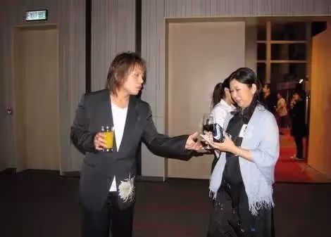 愛情長跑12年！伍佰娶大5歲妻子「結婚17年零緋聞」　相互扶持「無兒無女」恩愛如初